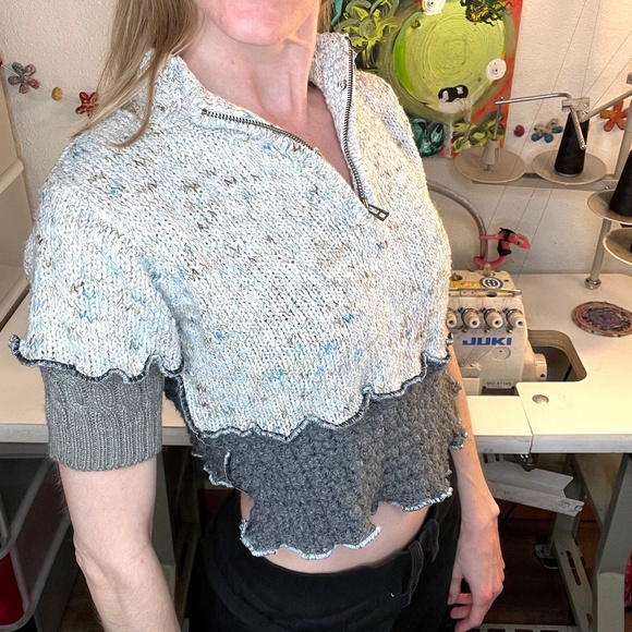 ❤️3/$30! Cropped Top Sweater Size Medium Gray Cable Knit Short Sleeve - Picture 3 of 10